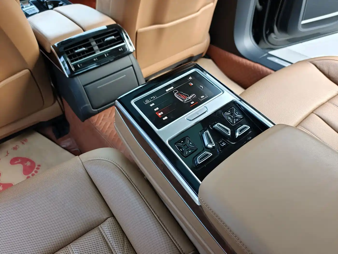 Фото 19 - Audi A8
