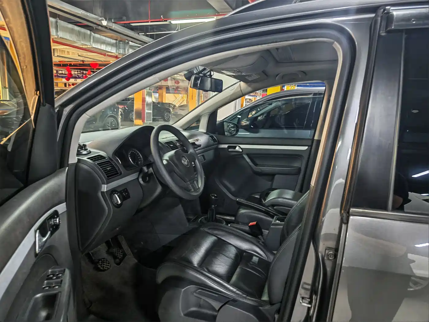 Volkswagen Touran 2015 1.4T Manual Comfort Edition 5-seater фото 6