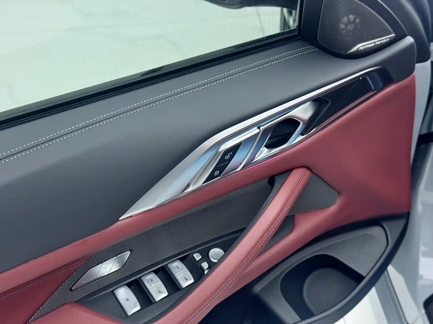 BMW 4 Series 2024 430i Convertible M Sport Shadow Edition фото 8