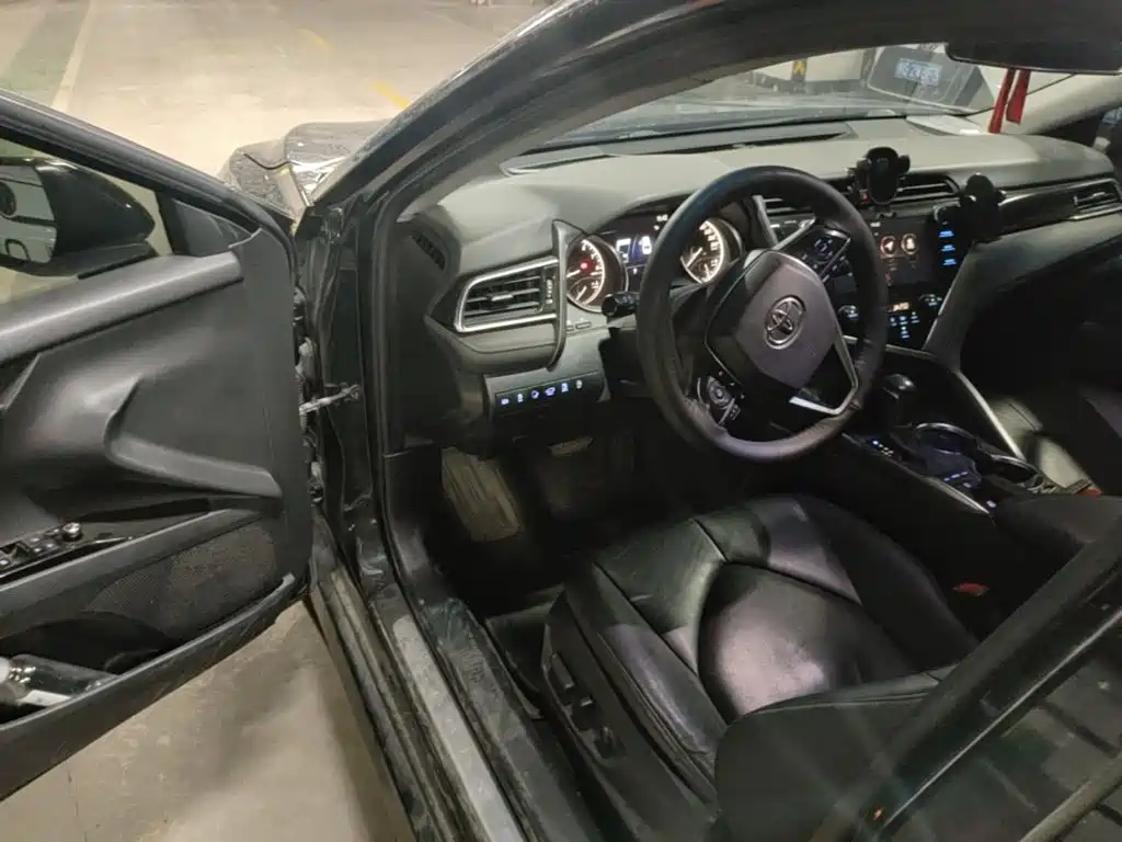 Фото 12 - Toyota Camry