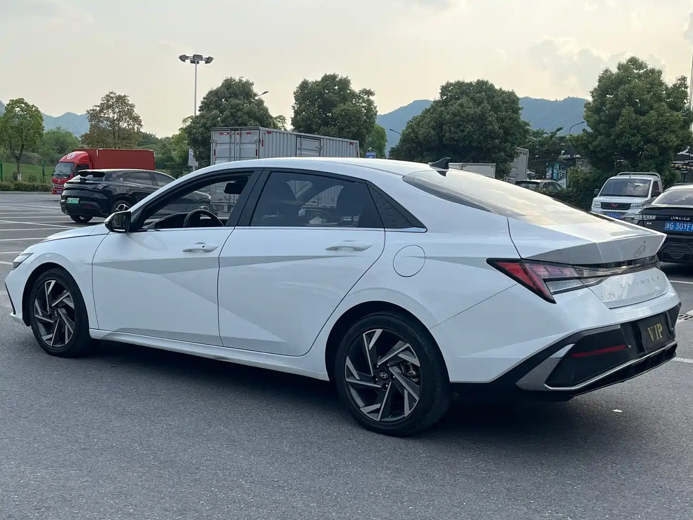 Hyundai Elantra 2023 Model 1.5L CVT LUX Premium Edition фото 15