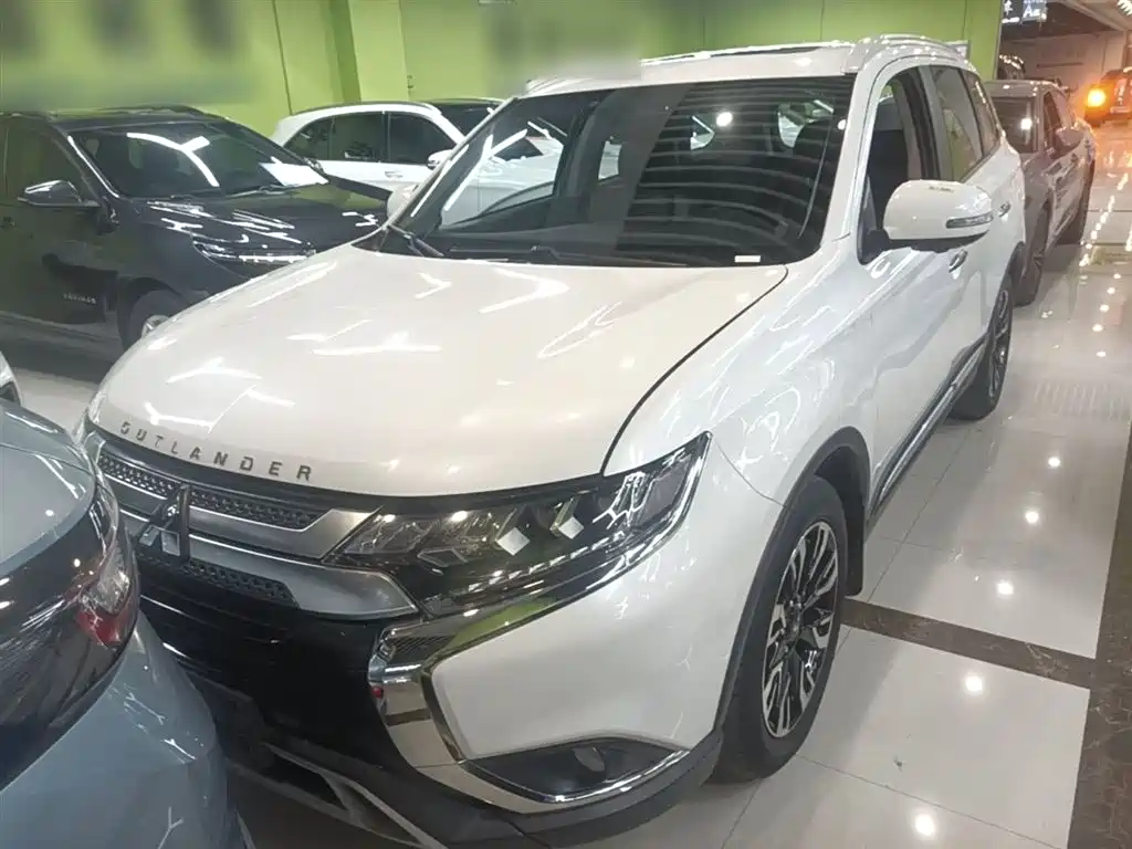 Mitsubishi Outlander 2019 2.4L 4WD Deluxe Edition 7-Seater China VI фото 3