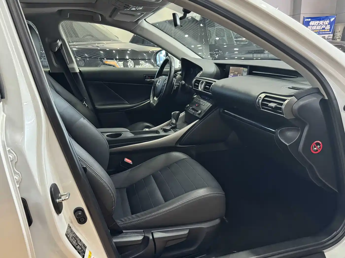 Lexus IS 2015 200t Leading Edition фото 9