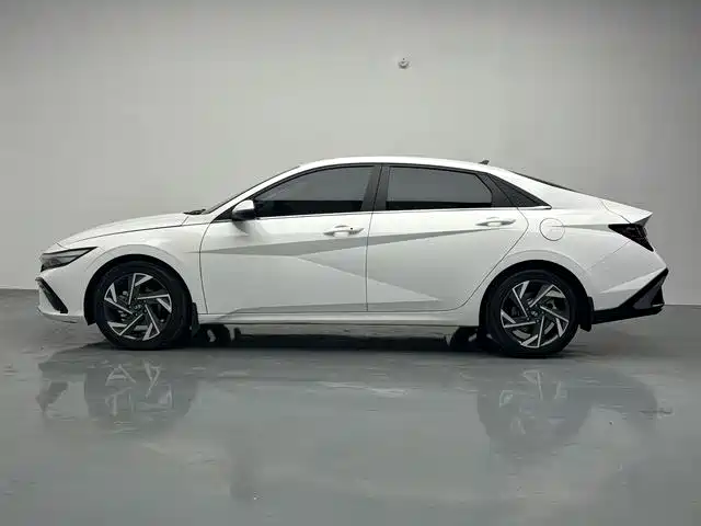 Hyundai Elantra 2023 1.5L CVT GLX Elite Edition фото 4
