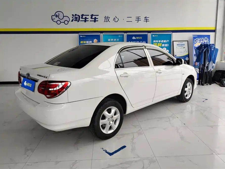 Toyota Corolla 2013 1.6L Manual Luxury Edition фото 3