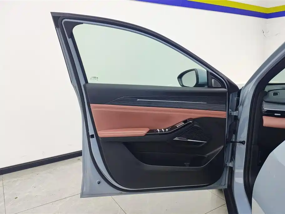 Geely Galaxy Galaxy L6 2025 EM-i 140km Explorer+ Edition фото 7