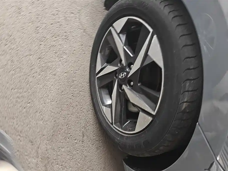 Hyundai Elantra 2022 1.5L CVT LUX Premium Edition фото 6