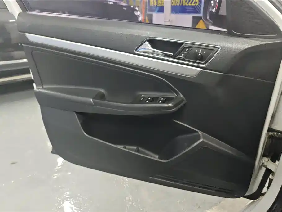 Volkswagen Lavida Tour 2015 1.6L Automatic Comfort Edition фото 7