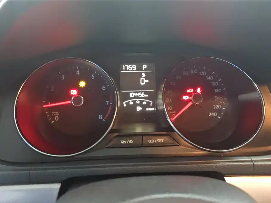 Volkswagen Lavida Tour 2015 1.6L Automatic Comfort Edition фото 14