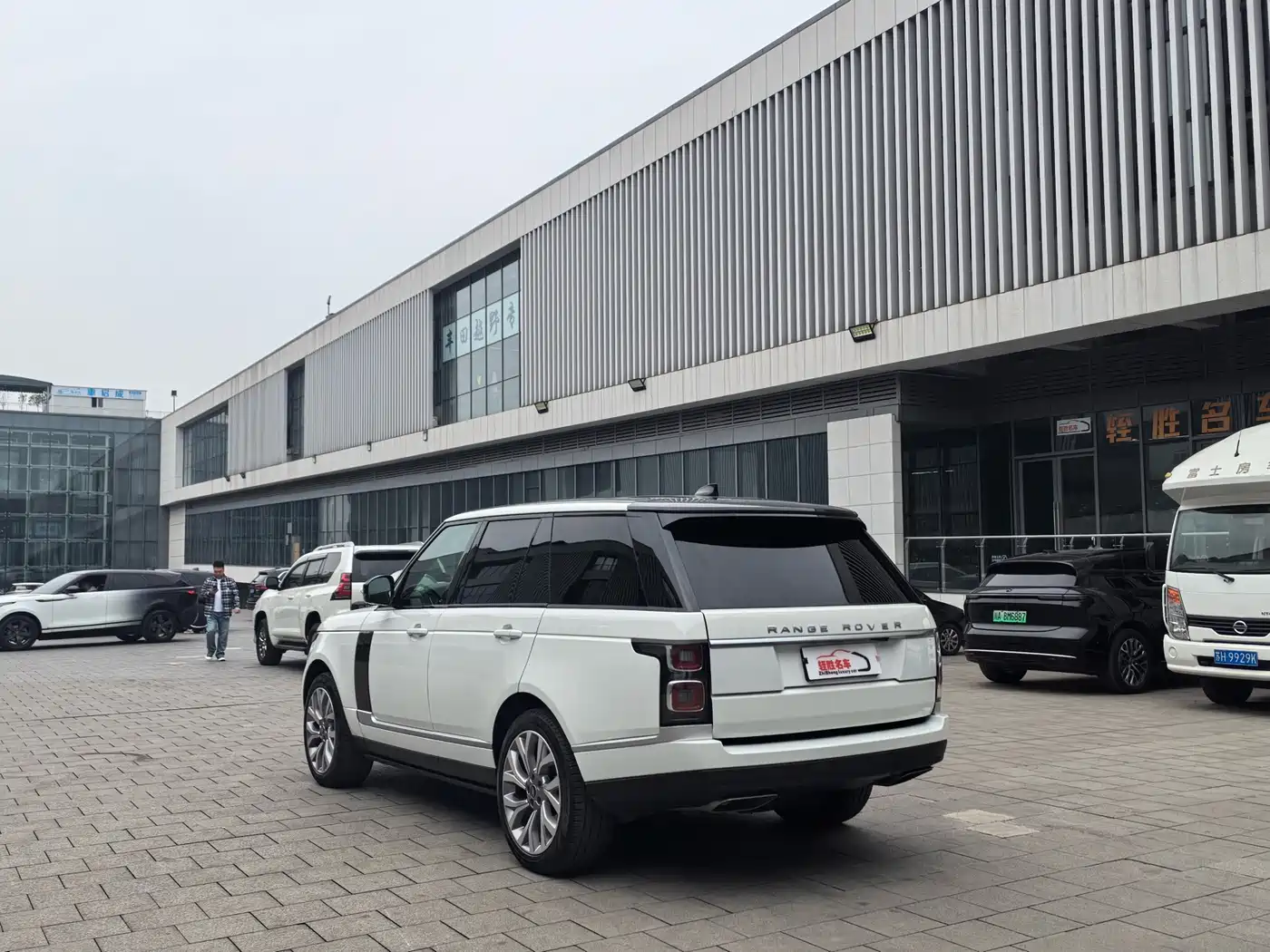 Land Rover Range Rover 2021 3.0 L6 Heritage Edition фото 17