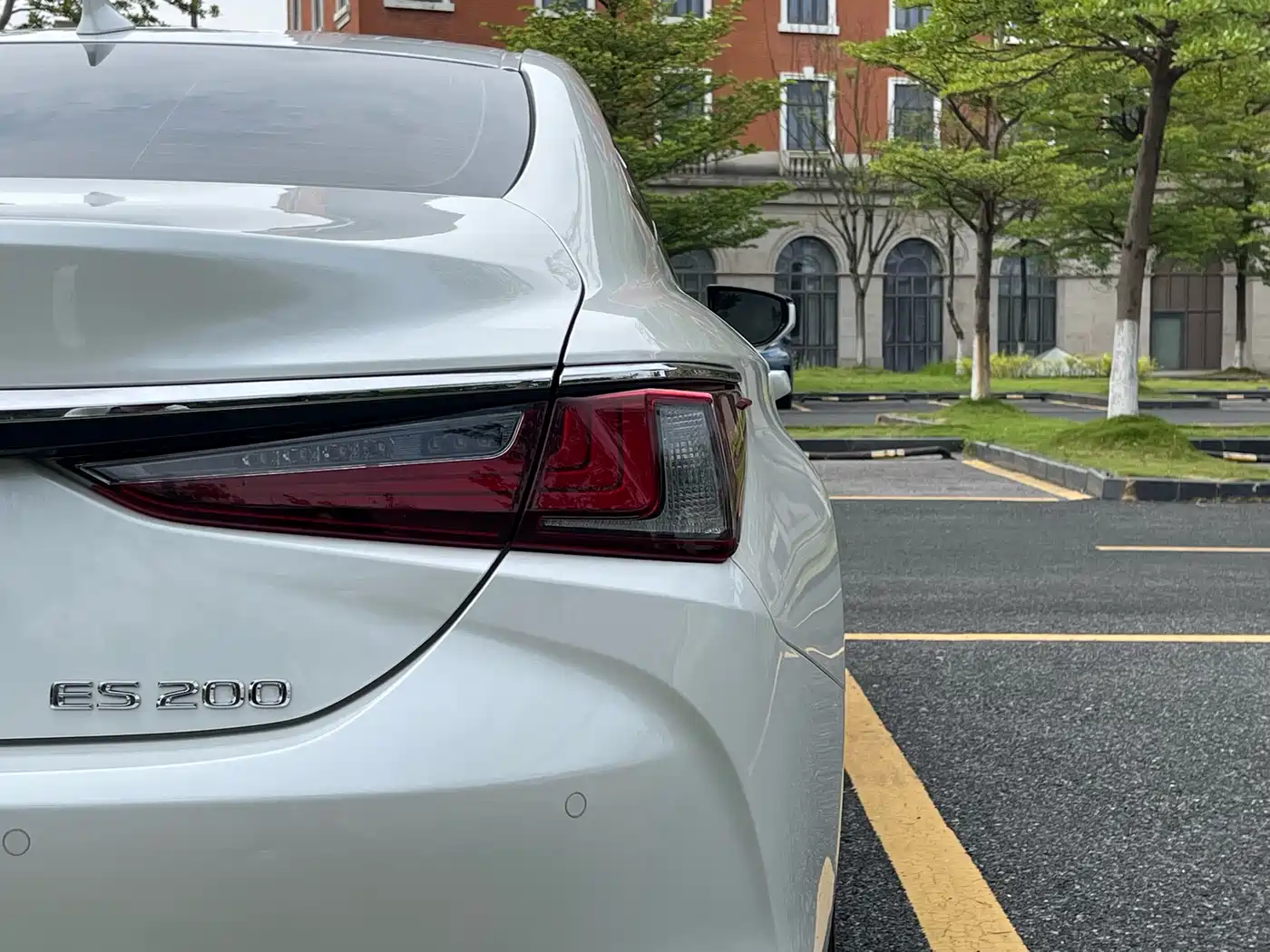 Lexus ES 2023 200 Excellence Edition фото 10