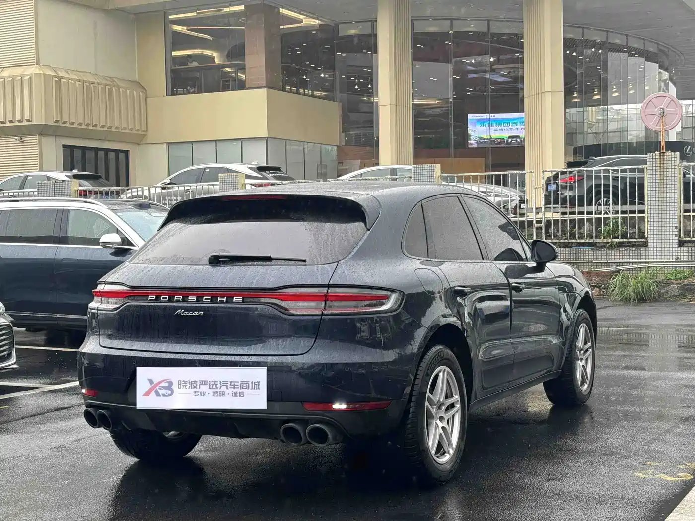 PORSCHE MACAN