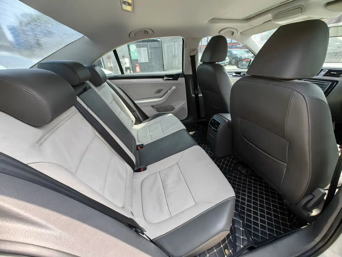 Volkswagen Sagitar 2015 1.6L Automatic Comfort фото 15
