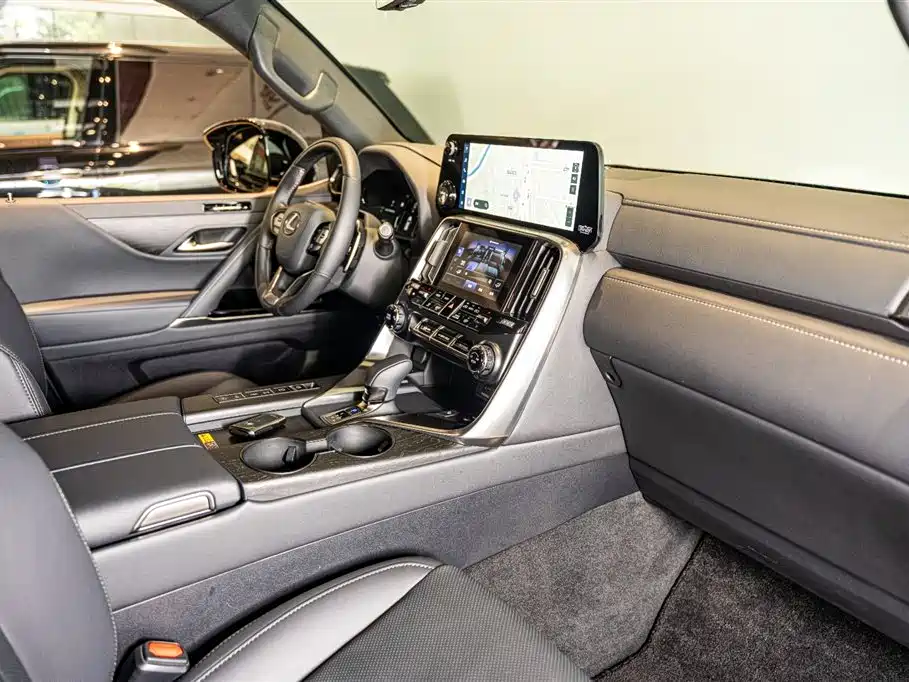 Lexus LX 2025 700h OVERTRAIL Frontier Edition фото 9