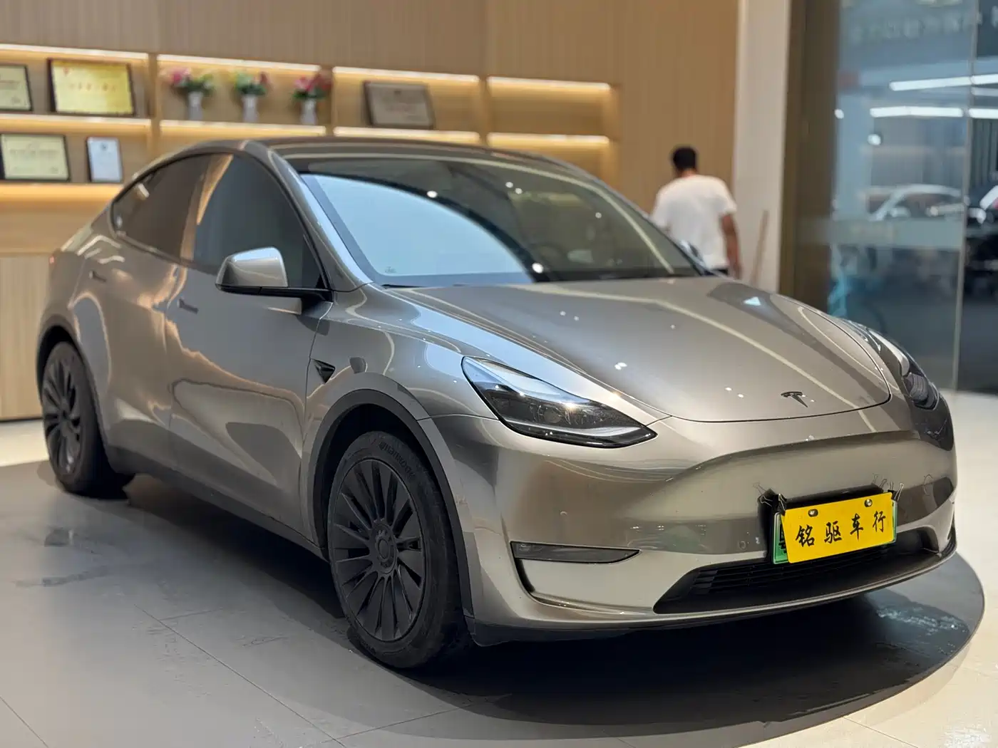TESLA MODEL Y