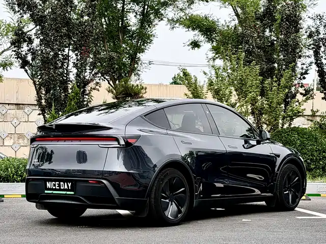 Tesla Model Y 2025 Long Range All-Wheel Drive — фото 4