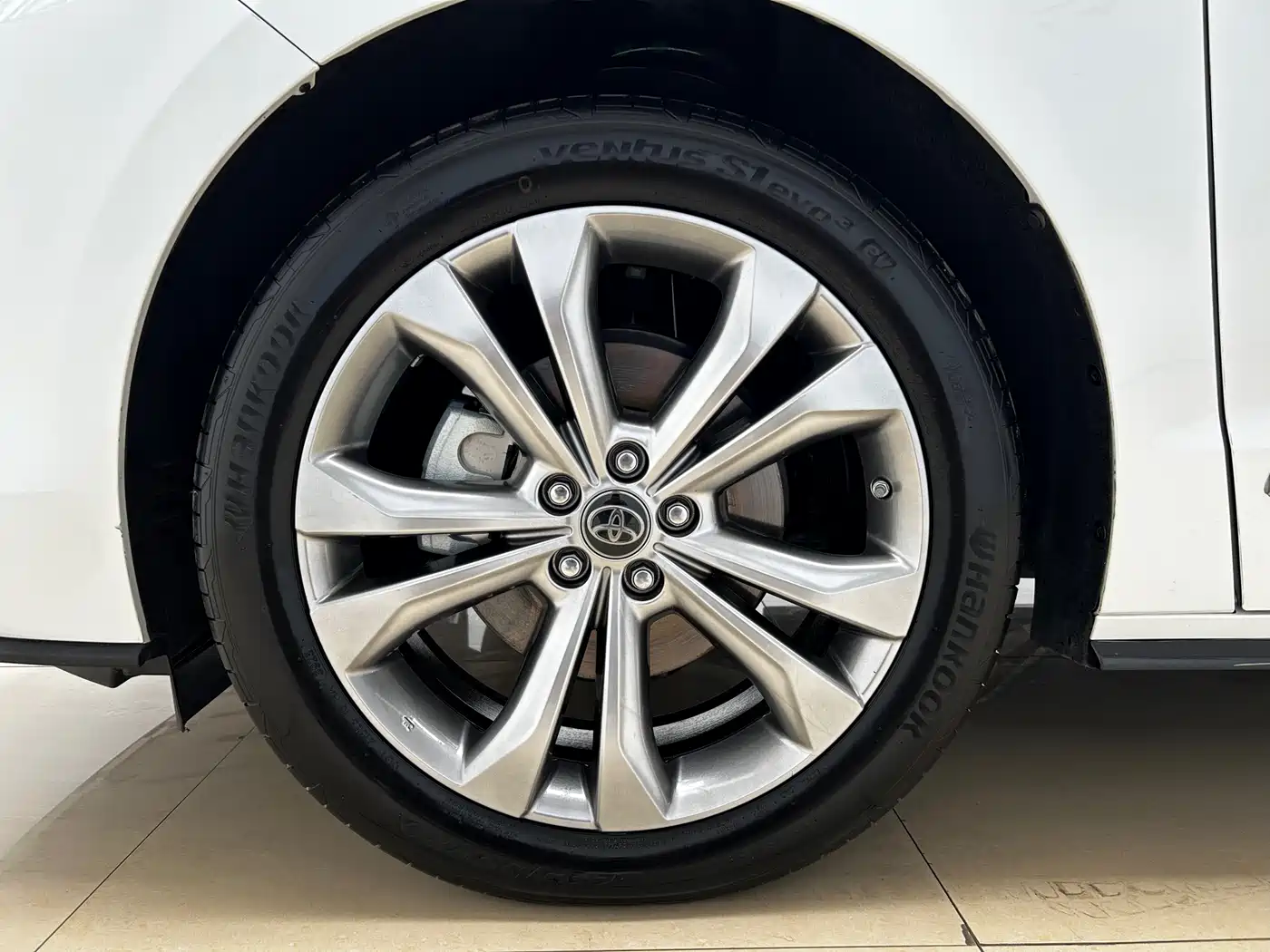 Toyota Sienna 2024 2.5L Hybrid Platinum Edition фото 26