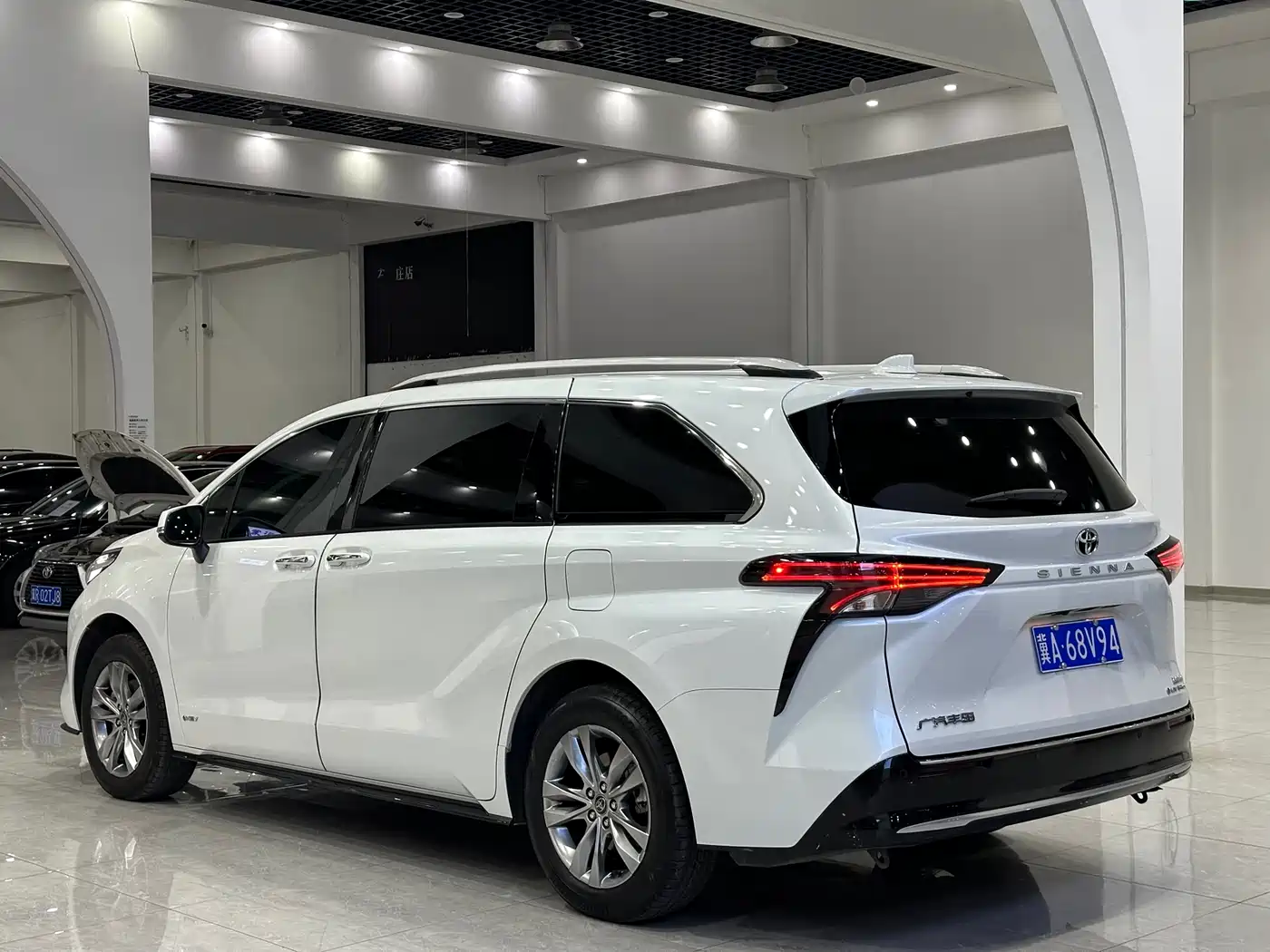 Toyota Sienna 2024 2.5L Hybrid 4WD Premium Edition фото 4