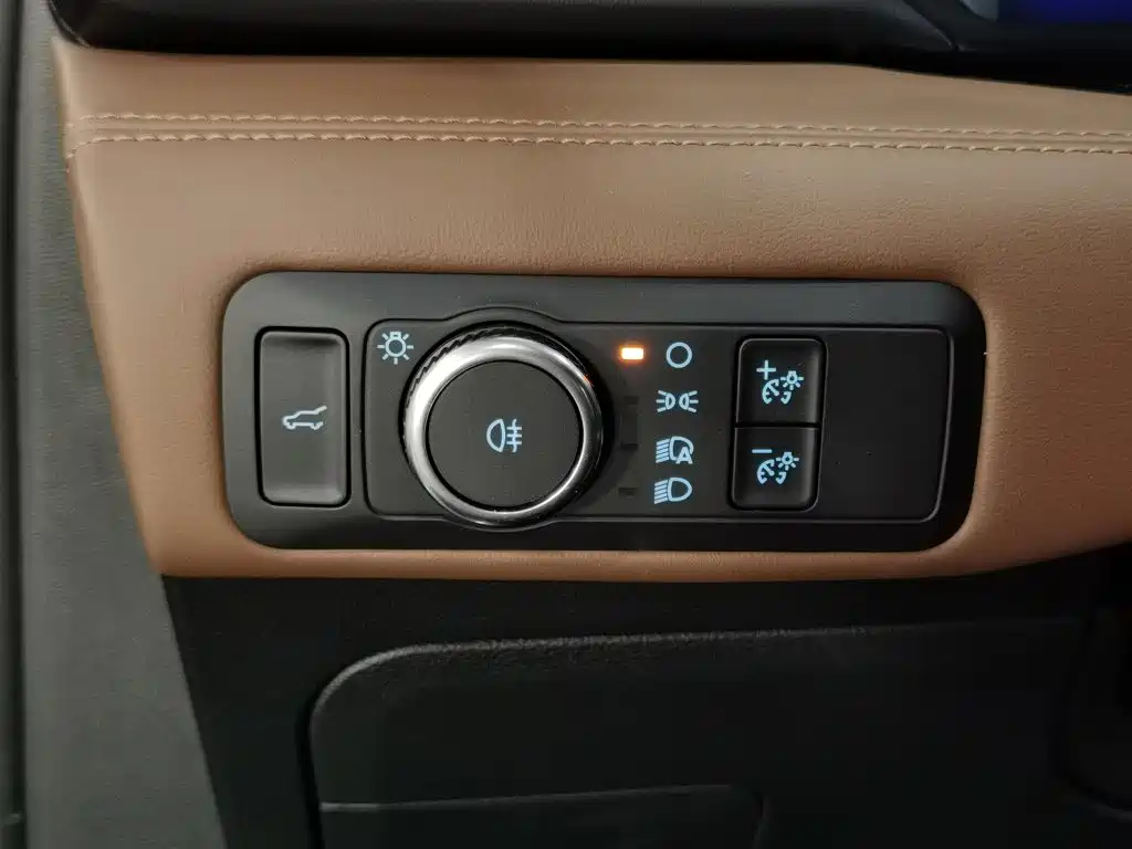 Photo 21 - Ford Explorer
