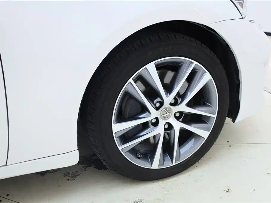 Lexus IS 2017 300 Fashion Edition фото 12