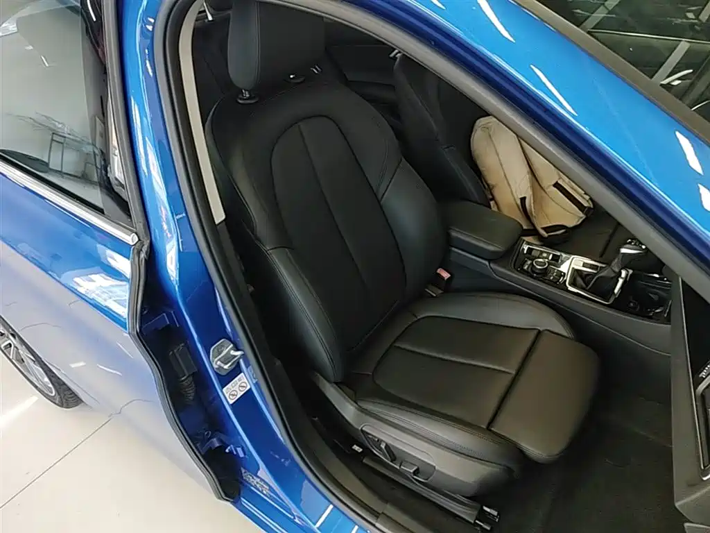 BMW 1 Series 2018 118i Sport Edition фото 25