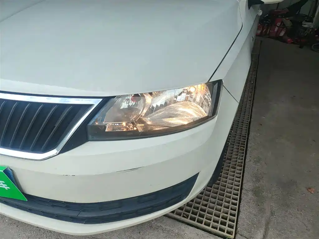 Škoda Skoda Rapid Spaceback 2016 1.6L Automatic Advance Edition фото 24