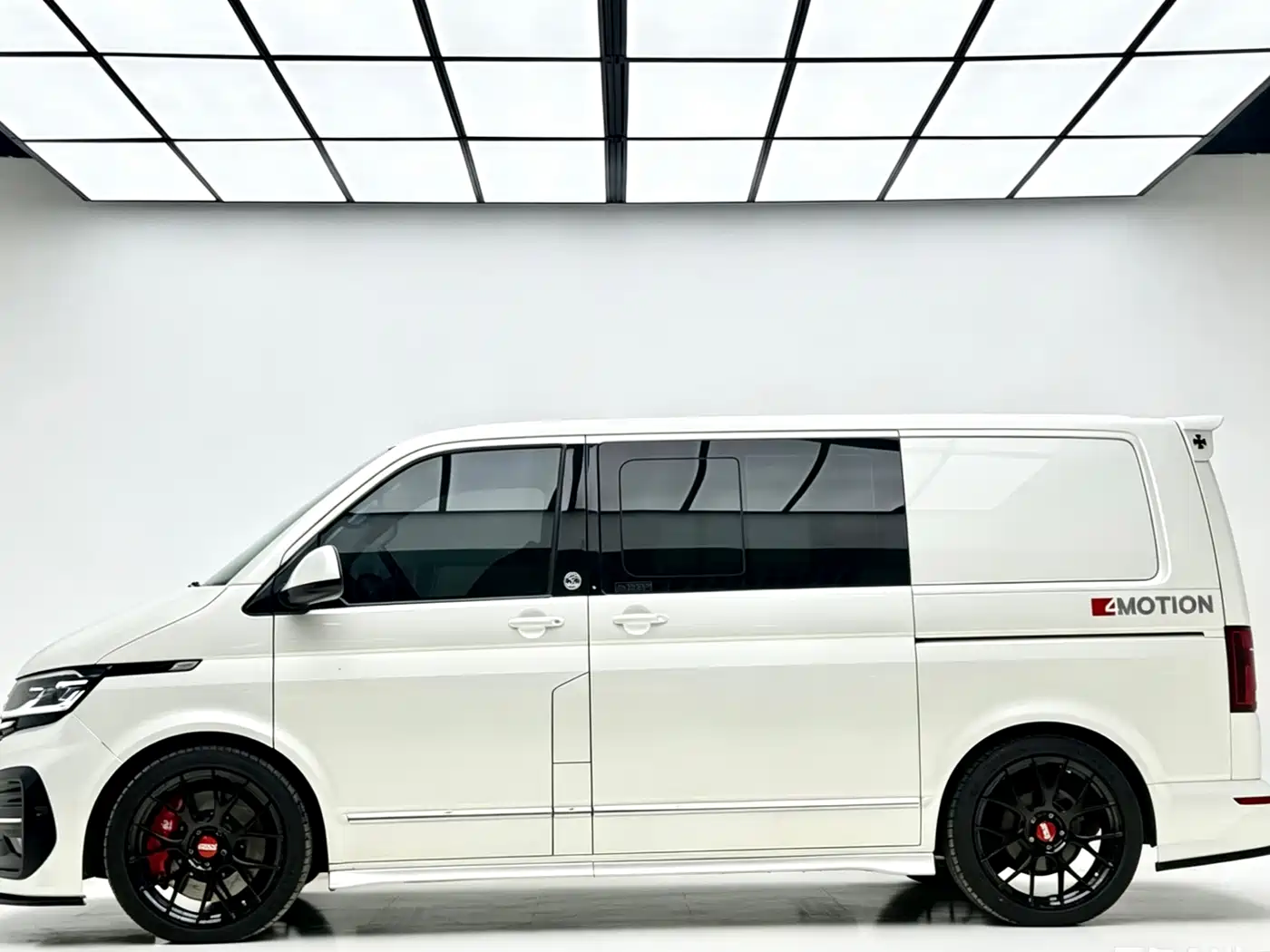 Volkswagen Multivan 2018 2.0TSI 4WD Premium Edition 7-Seater фото 3