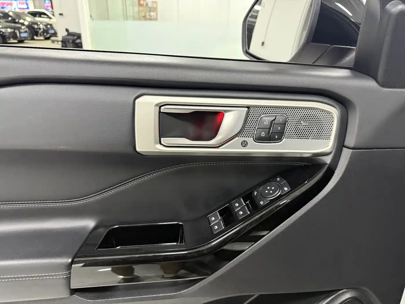 Photo 8 - Ford Explorer