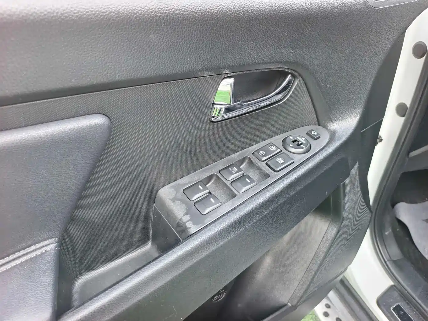 Kia Sportage 2012 2.0L Automatic 2WD NAVI Edition фото 8