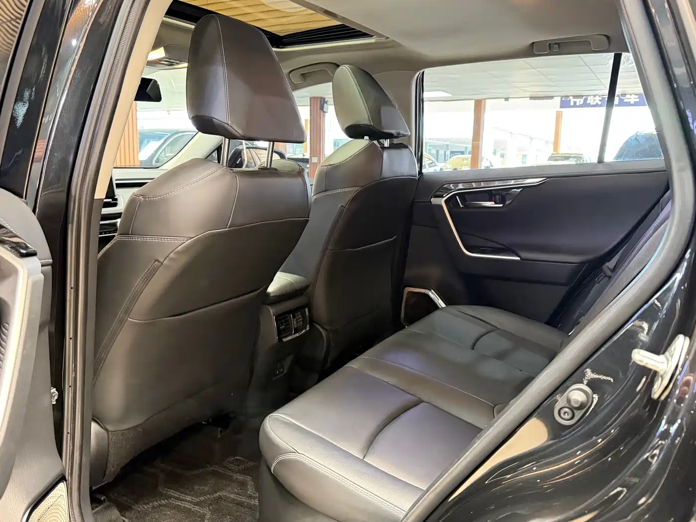 Toyota RAV4 Rongfang 2022 Hybrid 2.5L E-CVT 4WD Elite Plus Edition фото 7