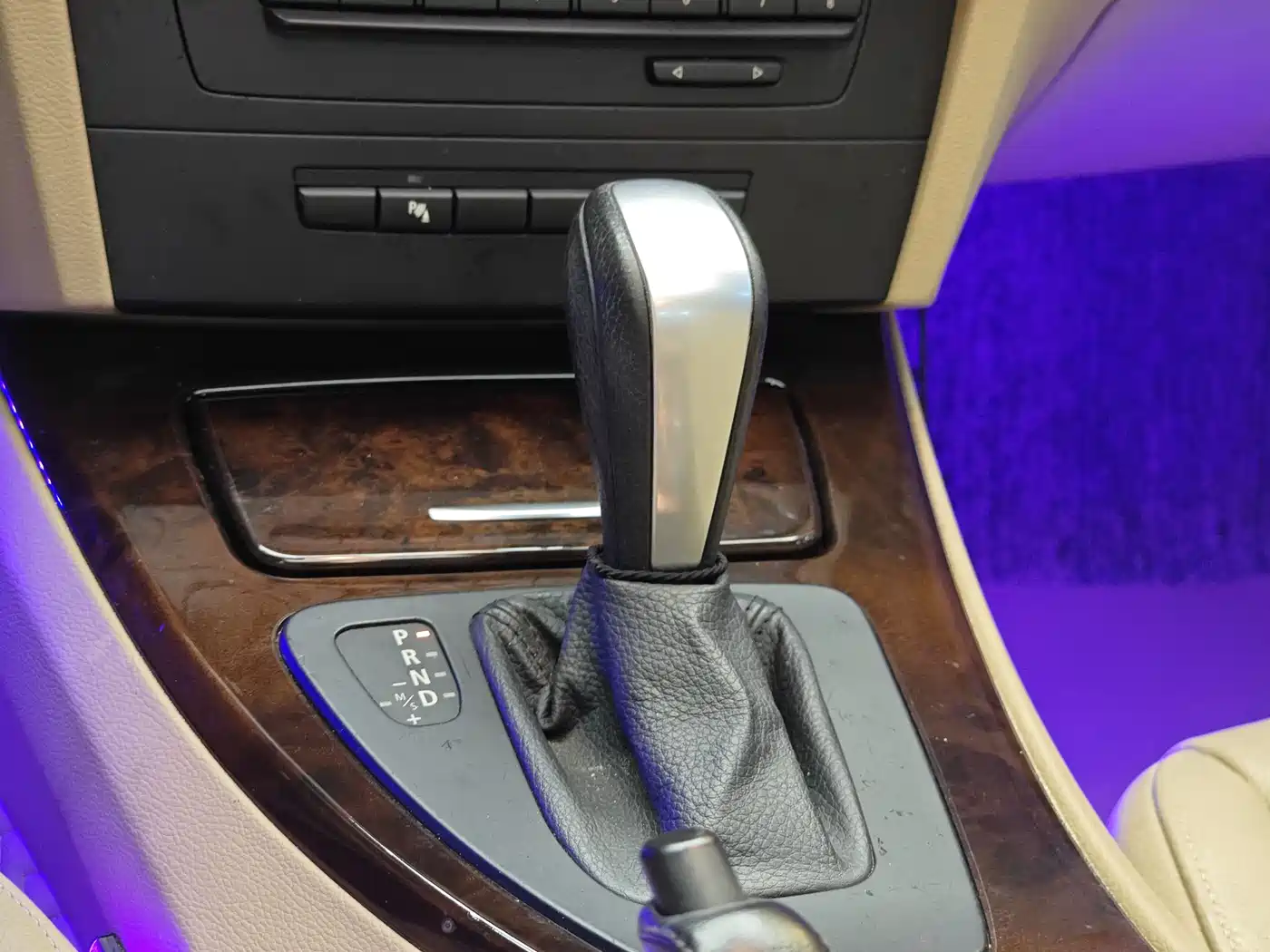 BMW 3 Series 2010 320i Luxury фото 18