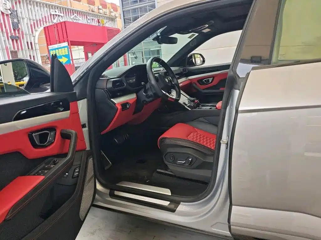 Photo 7 - Lamborghini Urus