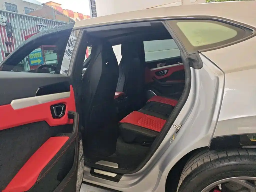 Photo 8 - Lamborghini Urus