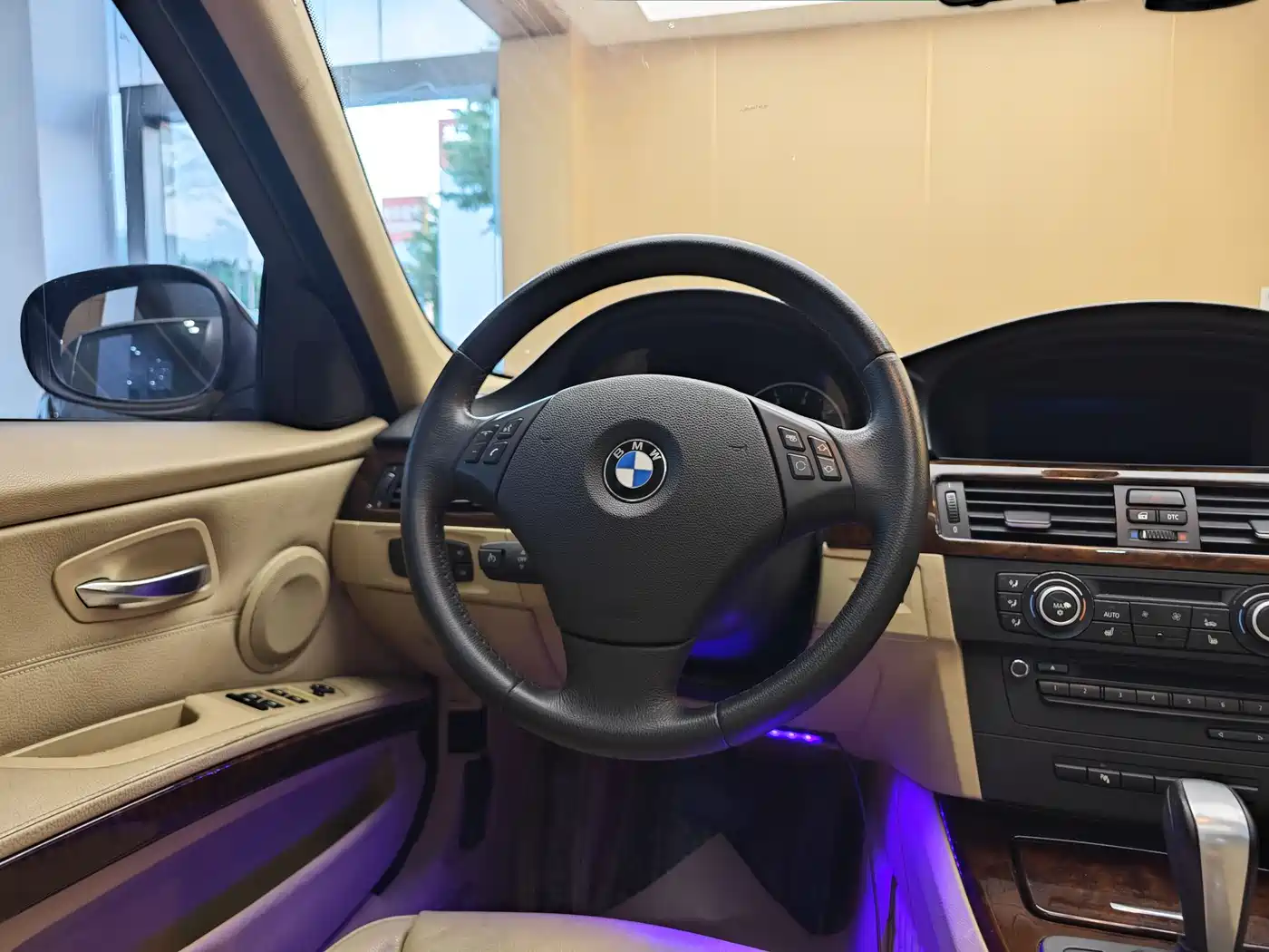 BMW 3 Series 2010 320i Luxury фото 15