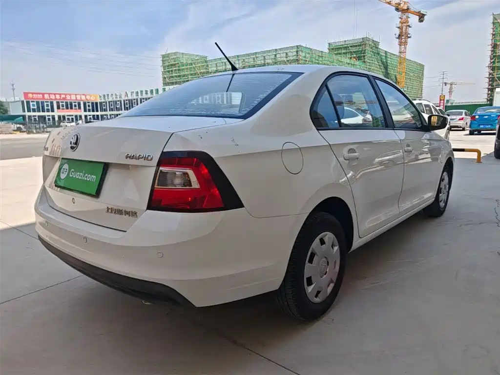Škoda Rapid 2018 1.4L Manual Standard Edition фото 7