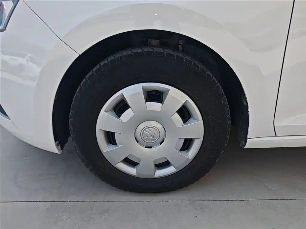 Škoda Rapid 2018 1.4L Manual Standard Edition фото 23