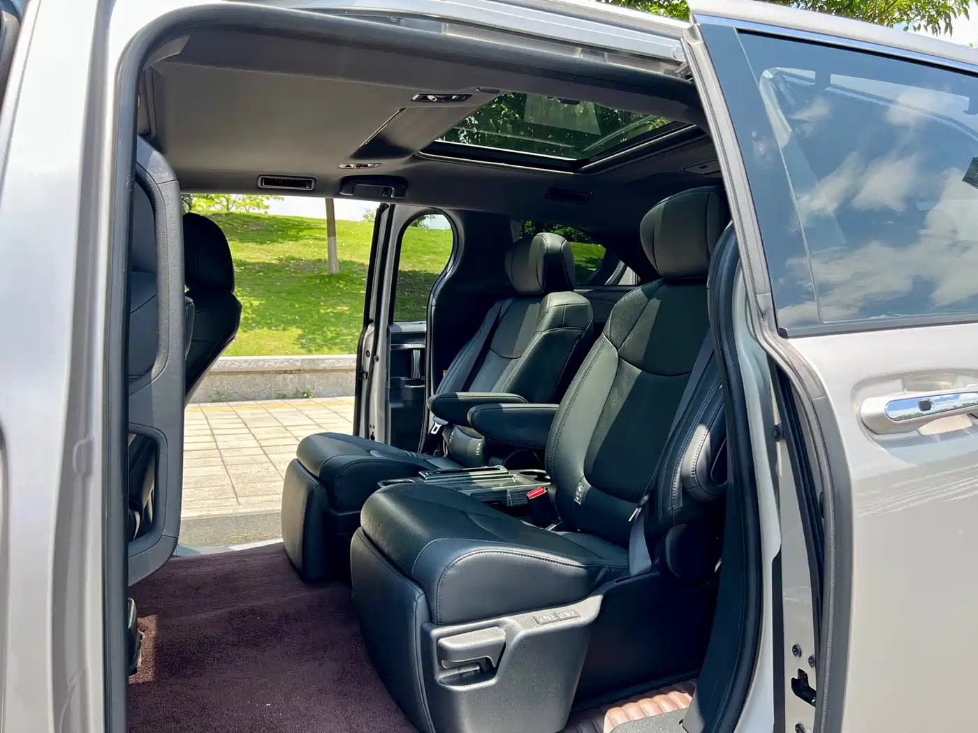 Toyota Sienna 2021 2.5L Hybrid Ultimate Edition фото 6
