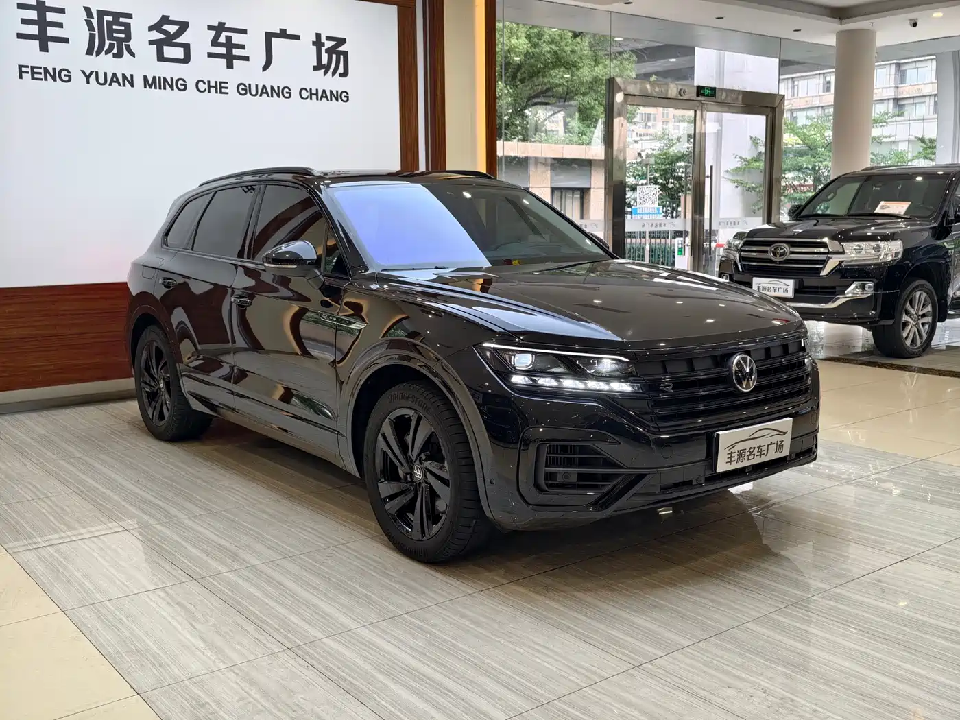 Volkswagen Touareg 2023 3.0TSI R-Line Black Sports Package фото 3