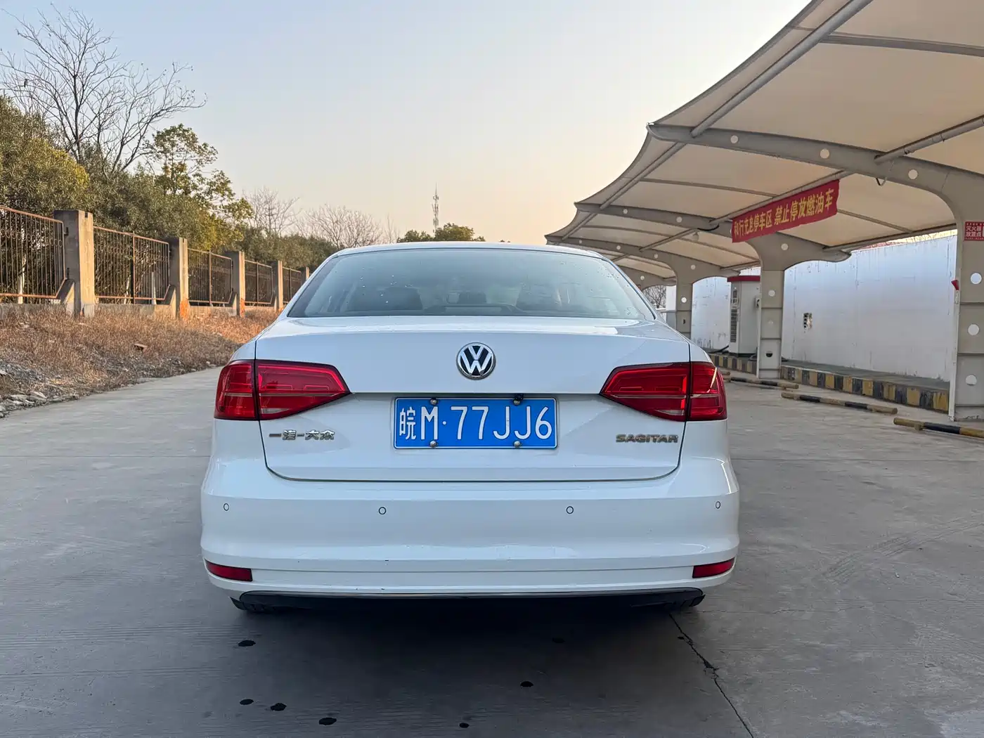Volkswagen Sagitar 2015 1.6L Automatic Comfort фото 6