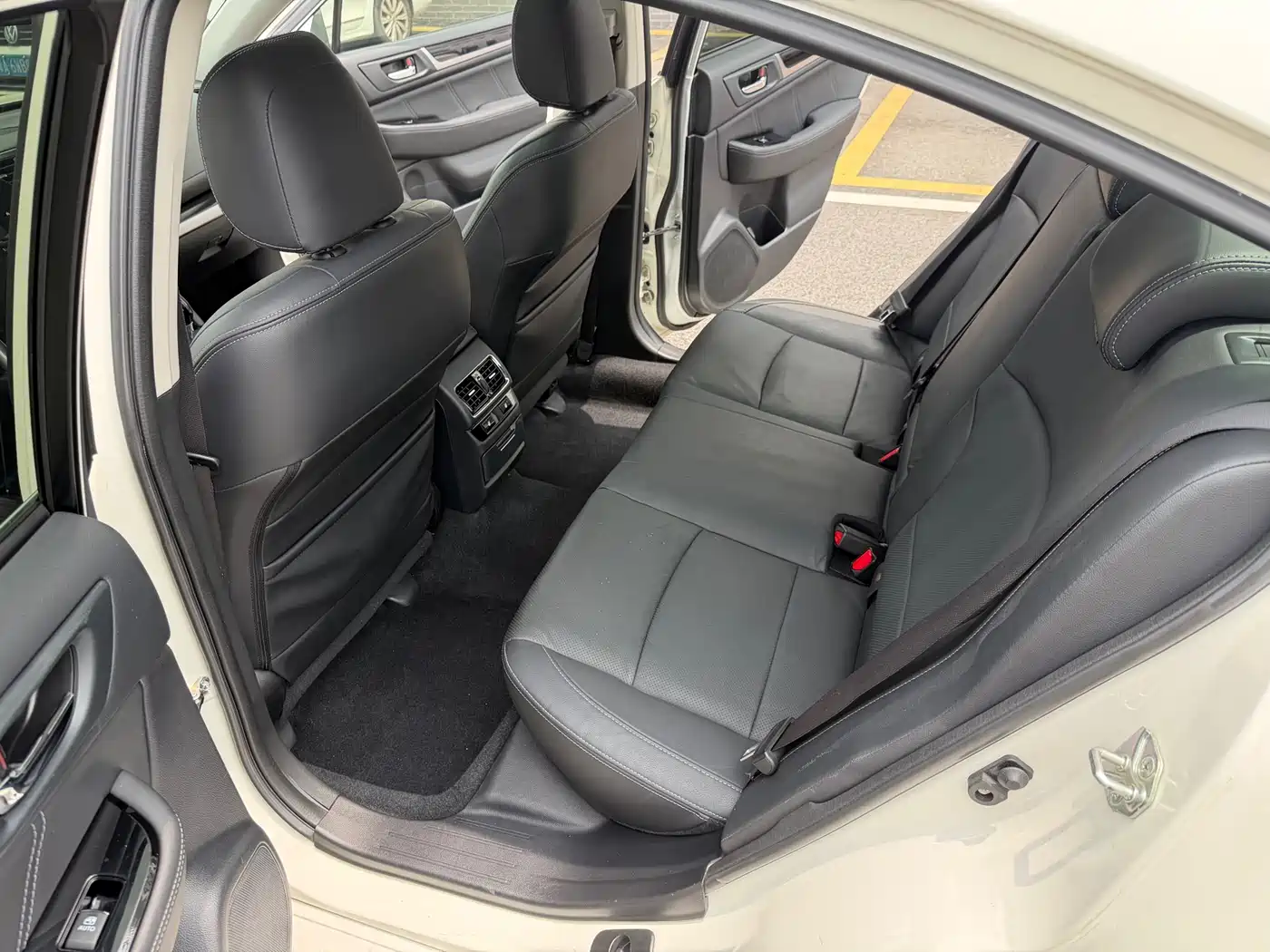 Subaru Legacy 2016 2.5i AWD Glory Edition фото 16