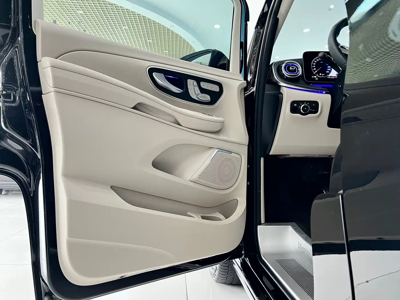 Mercedes-Benz V-Class 2024 V 300 L Long Wheelbase Luxury Edition фото 24