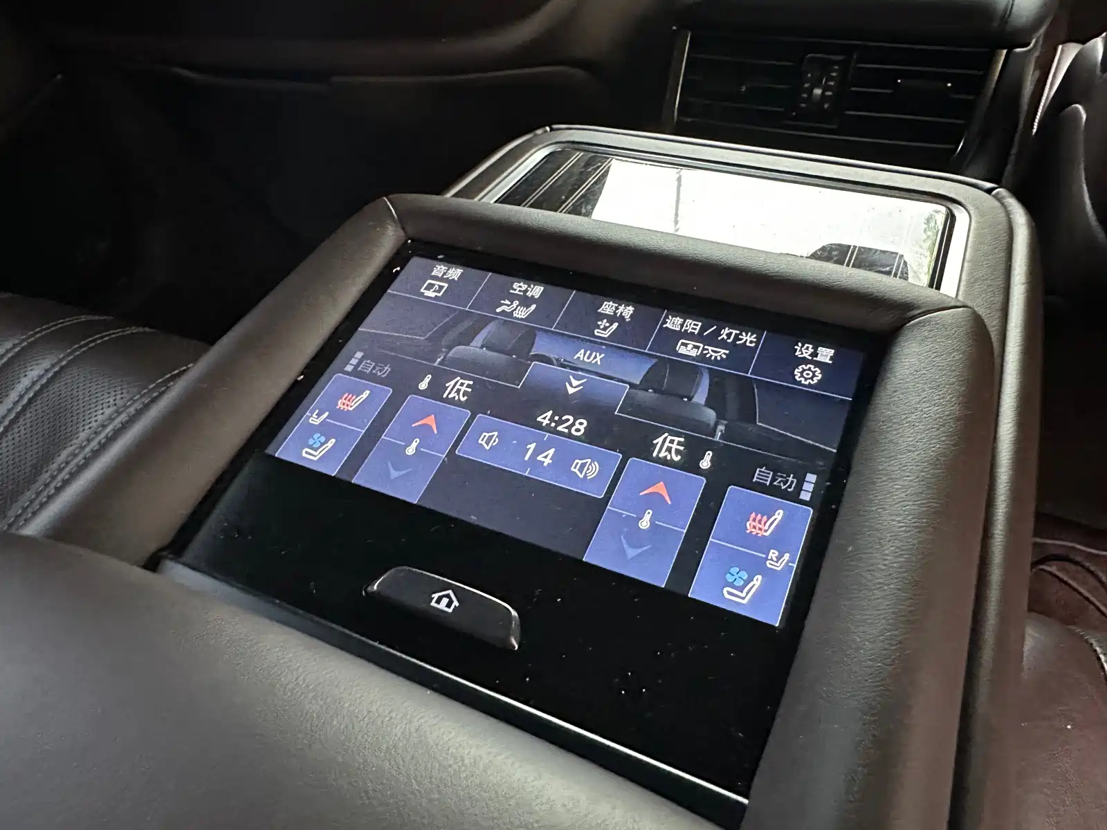 Фото 11 - Lexus LS
