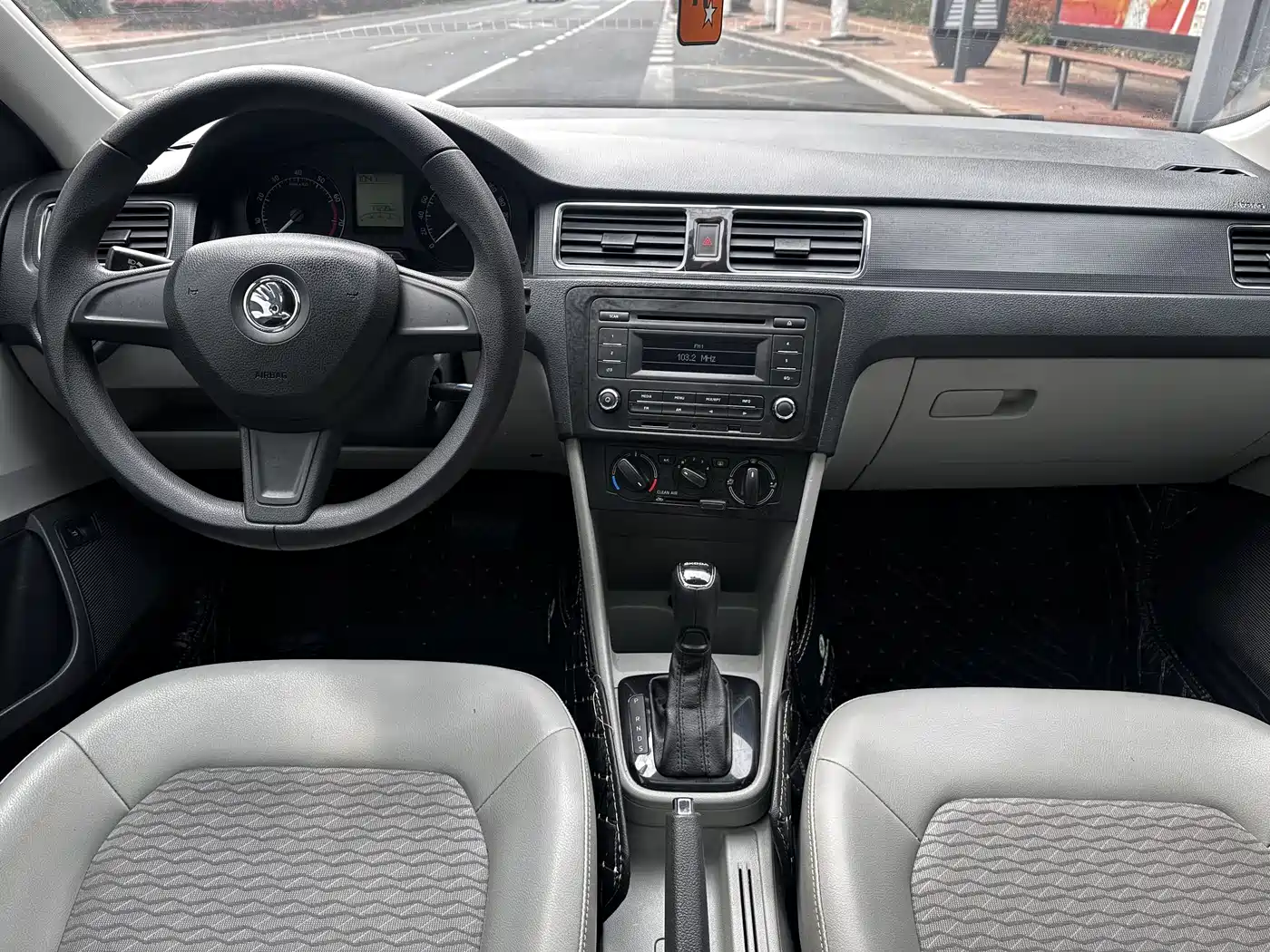 Škoda Rapid 2016 1.6L Automatic Pioneer Edition фото 11