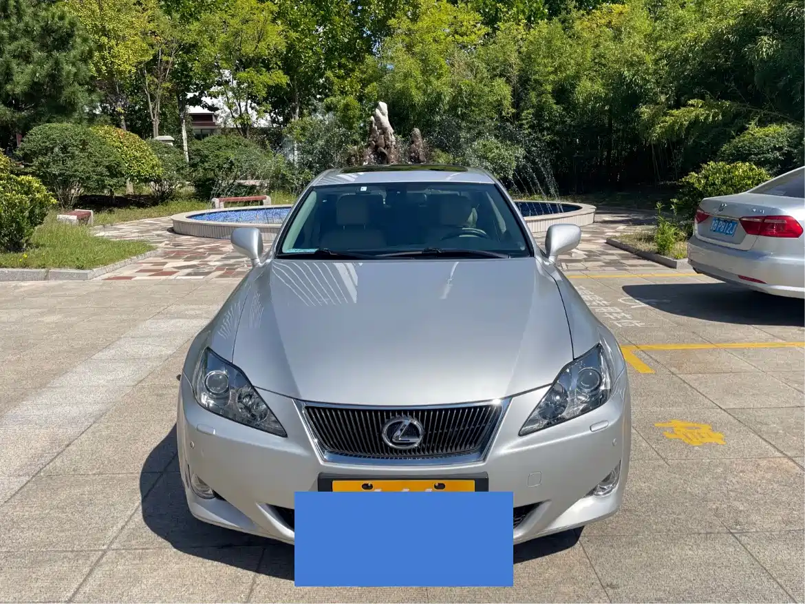 Фото 1 - Lexus IS