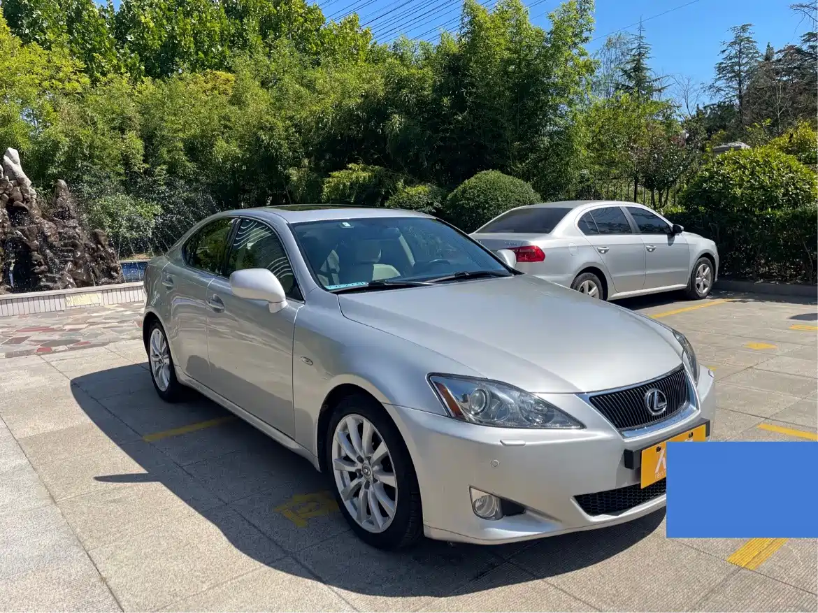 Фото 2 - Lexus IS