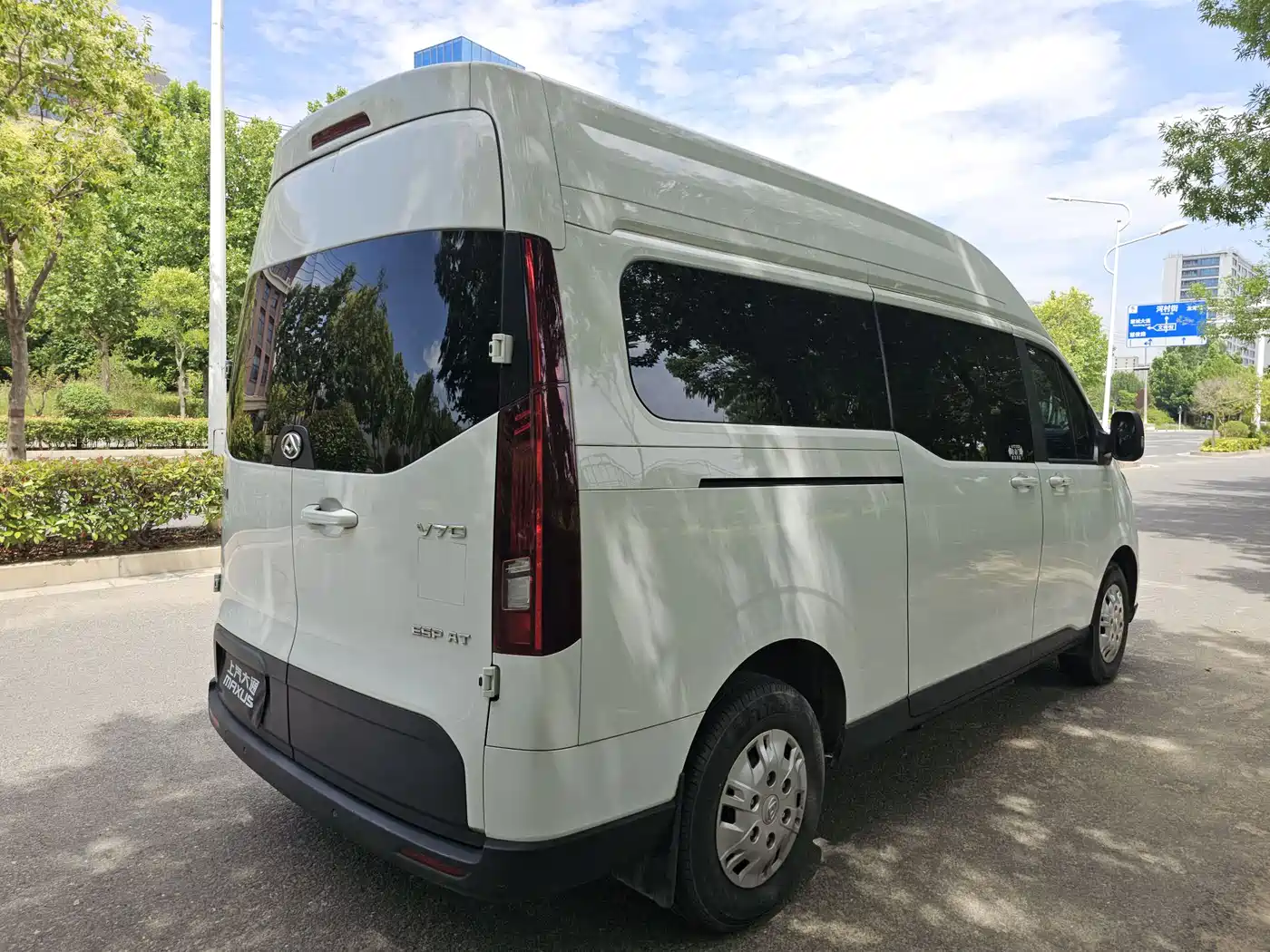 SAIC Maxus Xintu V70 2023 Model 2.0T Elite Edition Automatic Long Wheelbase Medium Roof 6/7-Seater фото 6