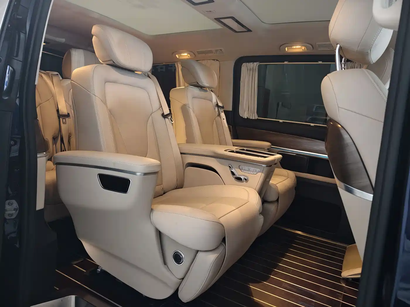Mercedes-Benz V-Class 2021 V 260 L Long Wheelbase Premium Edition фото 12