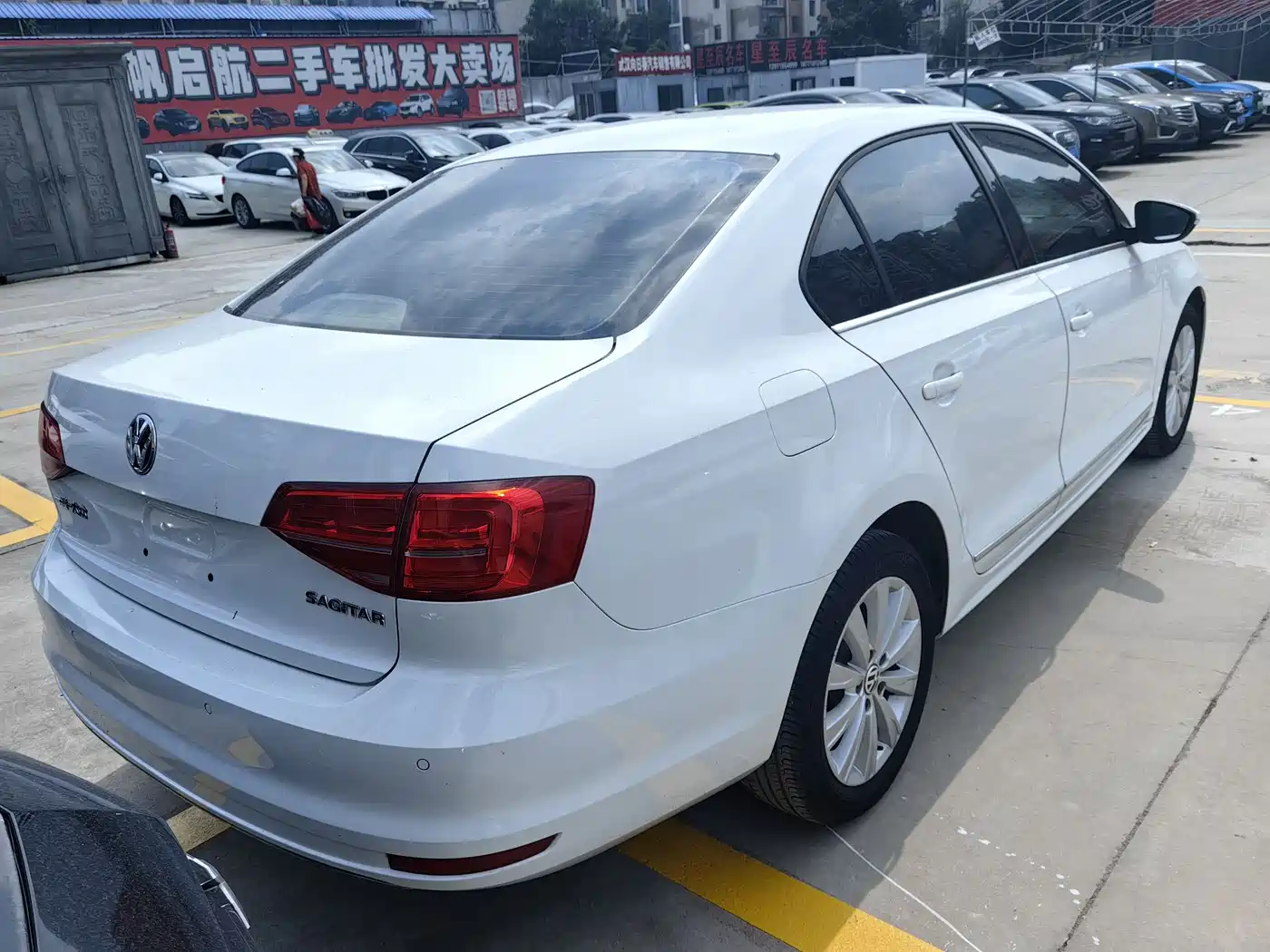 Volkswagen Sagitar 2015 1.6L Automatic Comfort фото 4