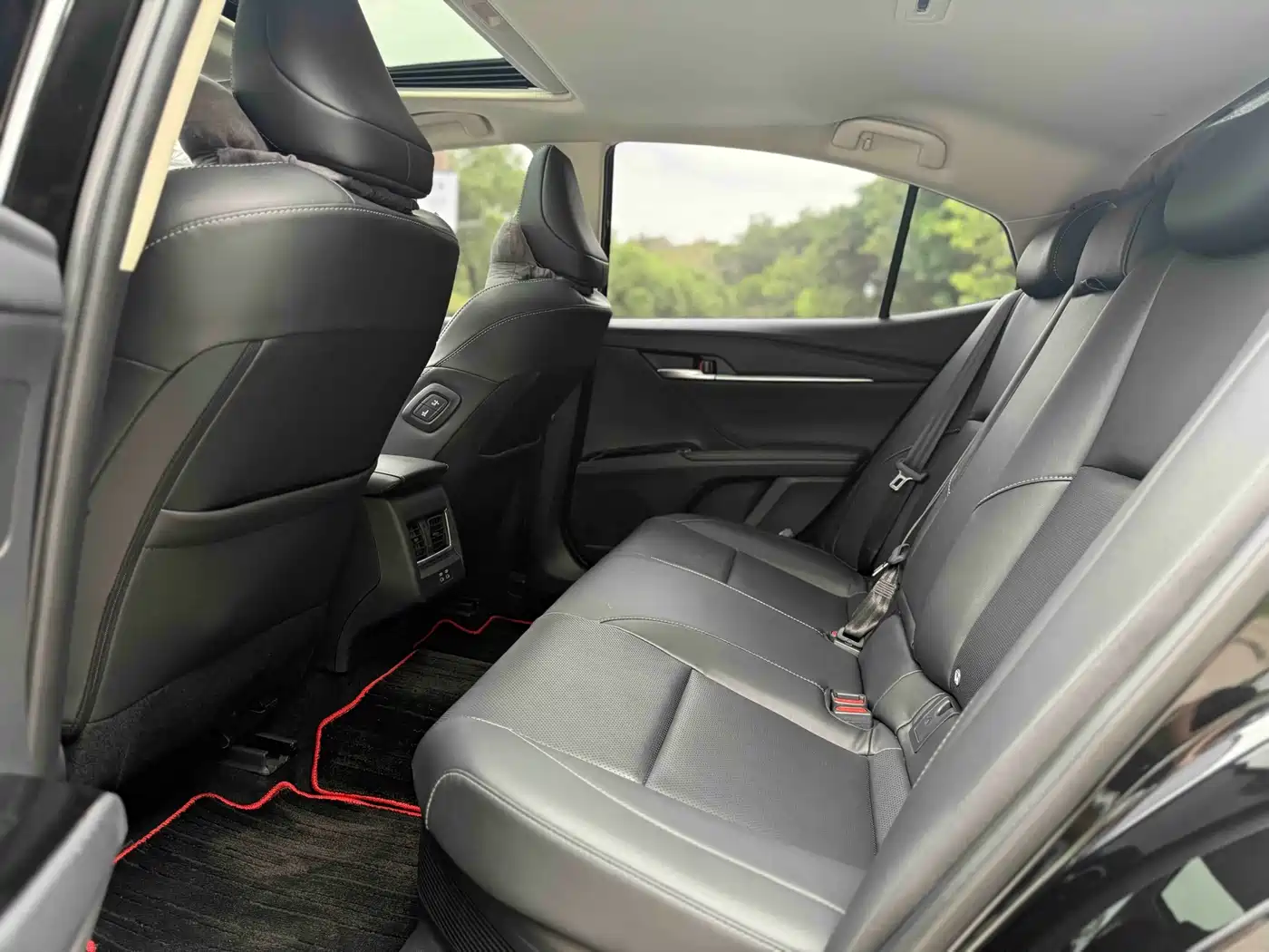 Toyota Camry 2026 Hybrid 2.0HSE Sport Lite Edition фото 6