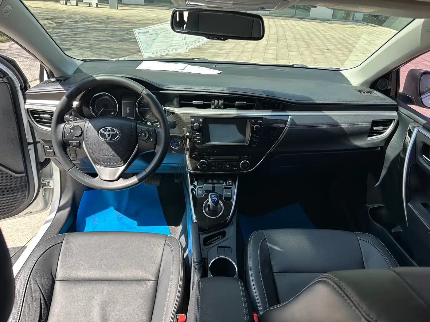 Toyota Corolla 2016 Hybrid 1.8L E-CVT Luxury Edition фото 6